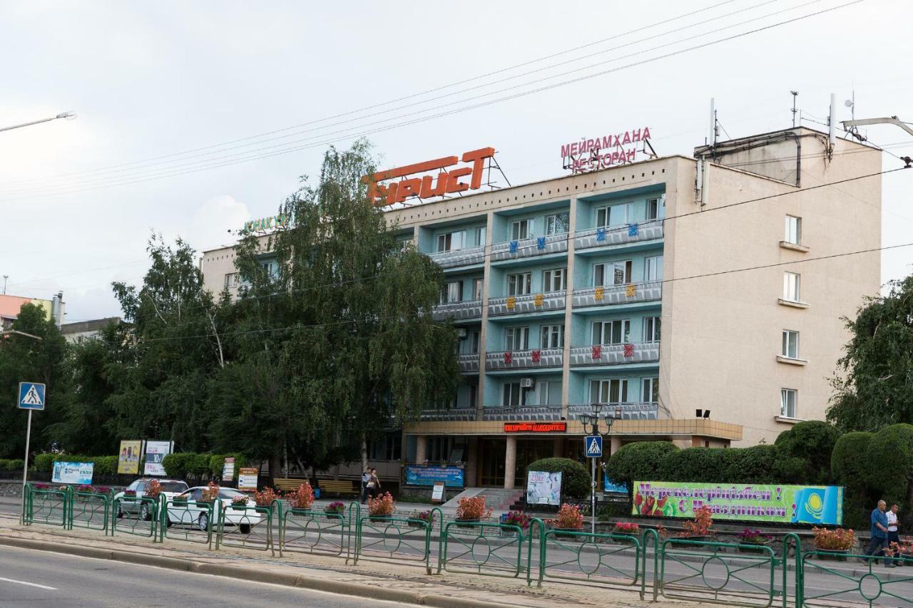 Tourist Hotel Ustʼ-Kamenogorsk Екстериор снимка